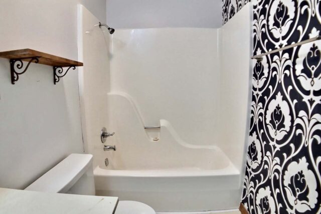 Kenwood Apartments Bathroom Shower Tub